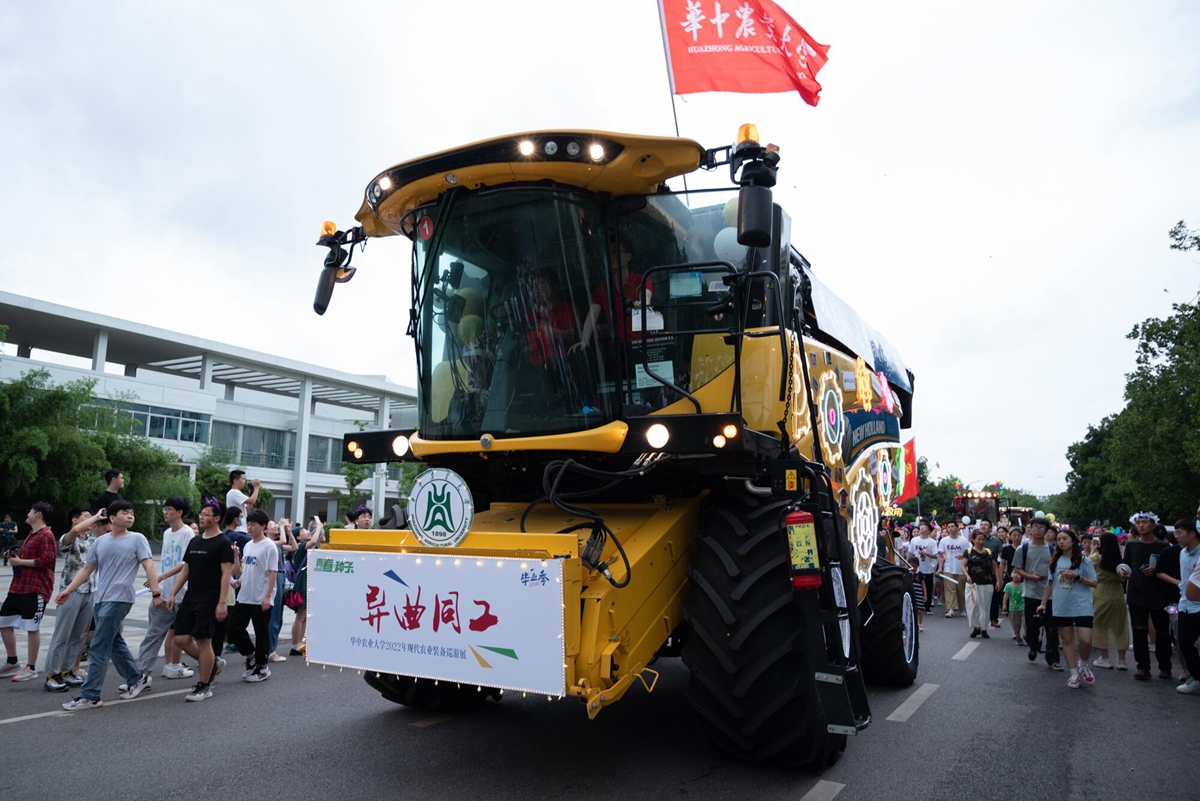 必赢电子游戏网站装扮的“大黄蜂”收割机（学通社记者 吴采睿 摄）